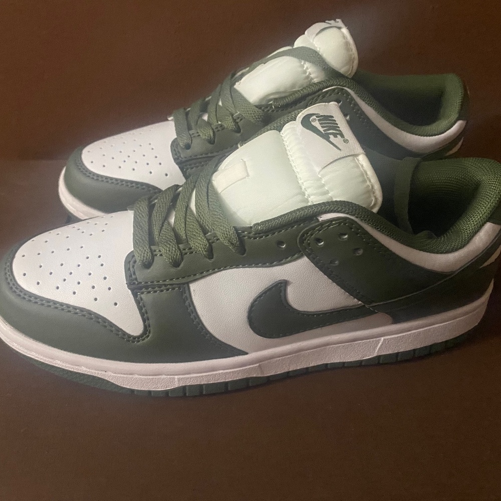 NIKE Dunk Low’s Olive Green Woman